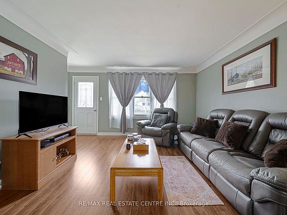 4th image of 205 Crysler St