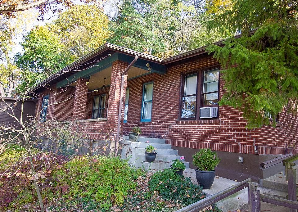 1st image of 20 Fairfax Dr