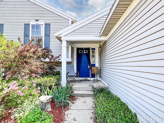 3rd image of 6838 Lake Bluff Dr NE