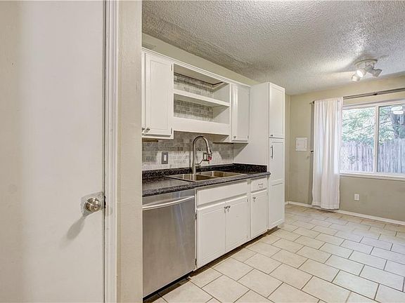 5th image of 1711 E Lindsey St APT 1
