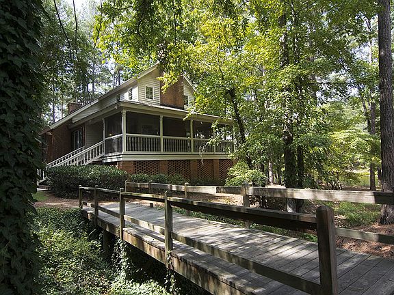 2nd image of 1011 Club House Ln