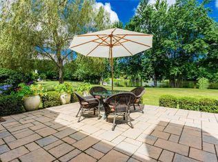 12 Lakeridge Dr, Huntington, NY 11743