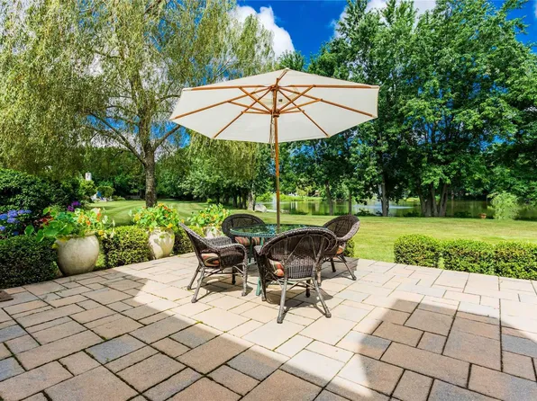 12 Lakeridge Dr, Huntington, NY 11743