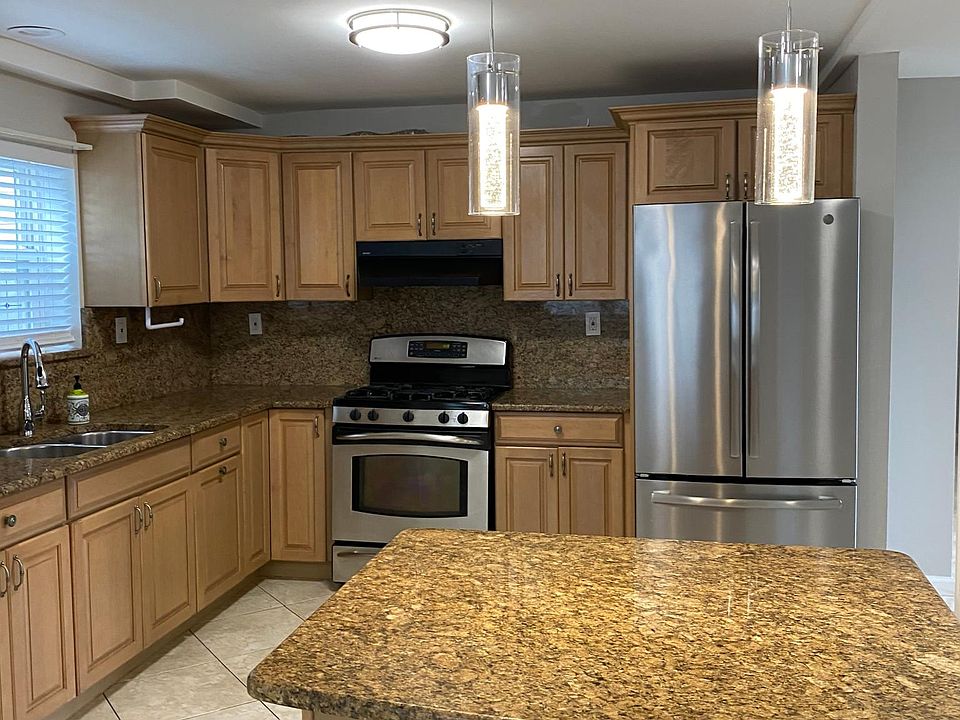 1st image of 815 Dean Ave Floor 1