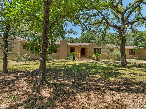 210 PALO VERDE, Floresville, TX 78114