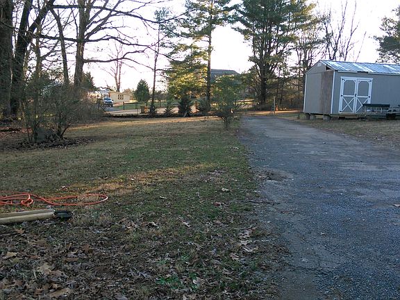4th image of 920 Peterson Ln