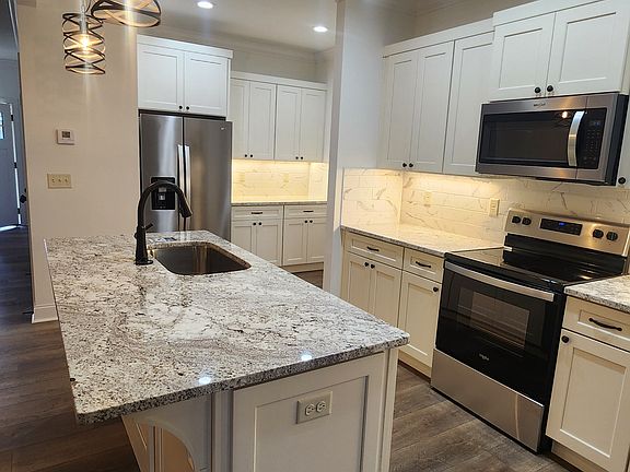 5th image of 172 Brownstone Dr