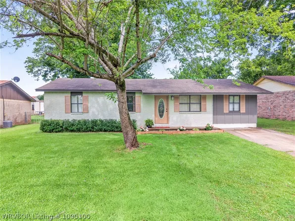 310 Grove Ave, Poteau, OK 74953
