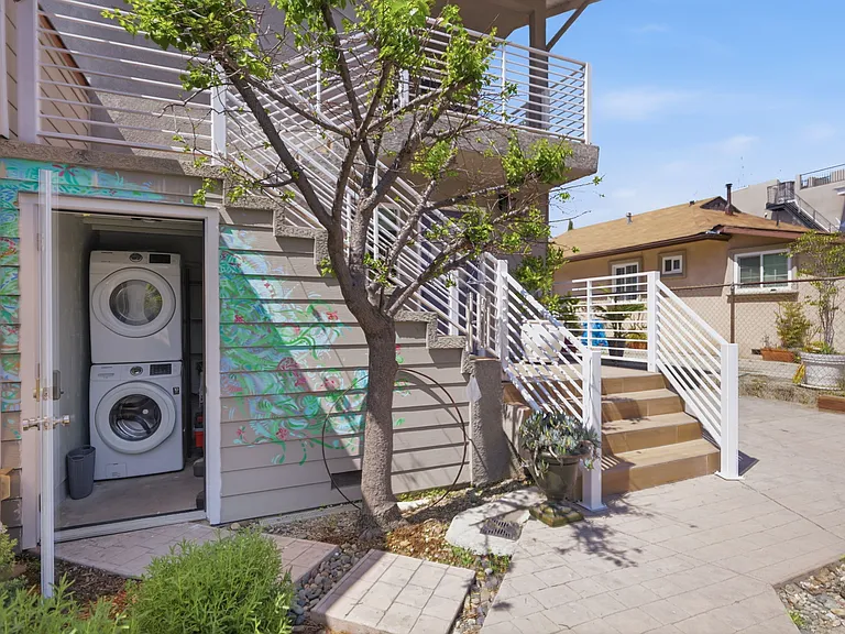 340 N La Fayette Park Pl — Photo 2