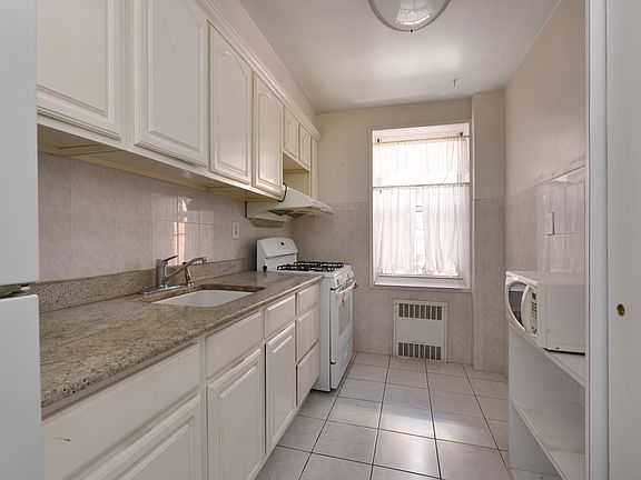 4th image of 2621 Union St APT 5G