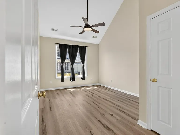 124 Sandridge Ct — Photo 14
