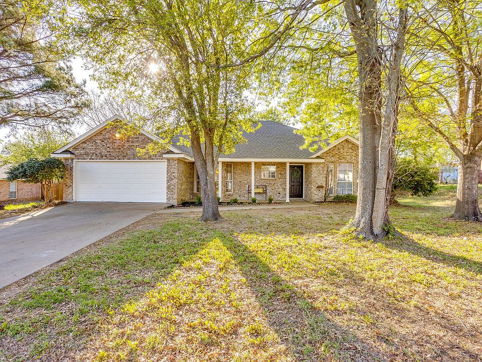 1st image of 615 Rosewood Pl