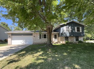 852 Burr Oak Dr, Chesterton, IN 46304