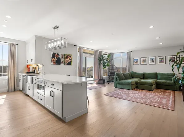 11 Oak Grove Ter #301, Quincy, MA 02169