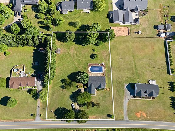 3rd image of 515 Archibald Rd