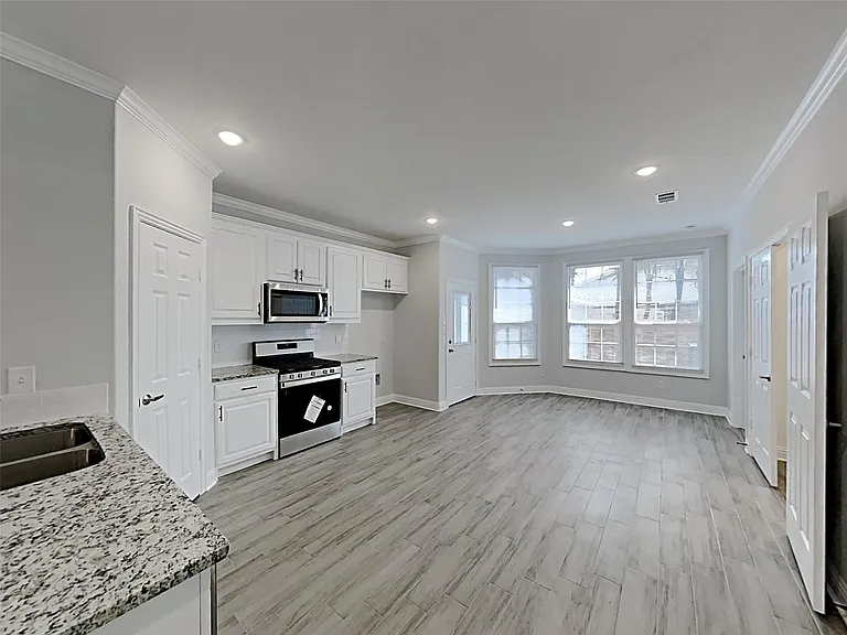 1032 E Leuda St — Photo 5