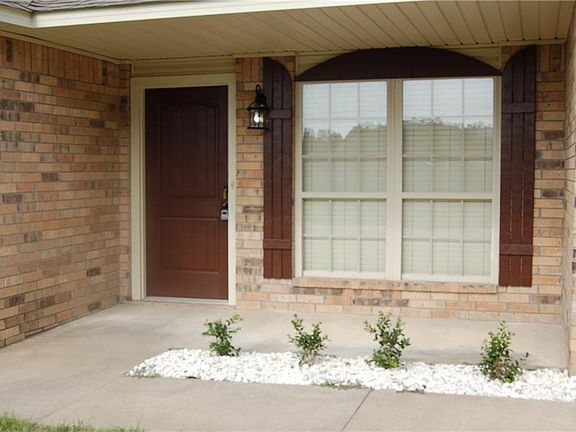 3rd image of 1703 Twin Oaks Dr