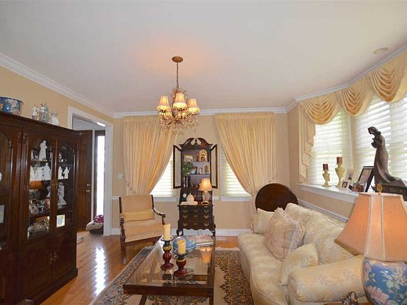 4th image of 1915 Glenwood Dr
