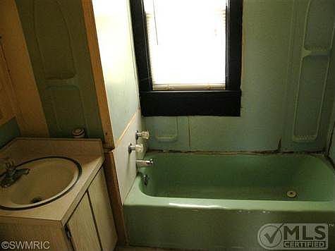 4th image of 94 Kingman Ave E