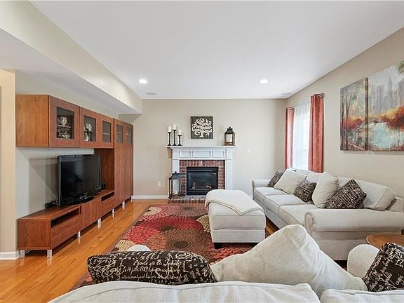 3rd image of 206 Heritage Dr
