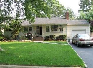20 Stillman Rd, Glen Cove, NY 11542