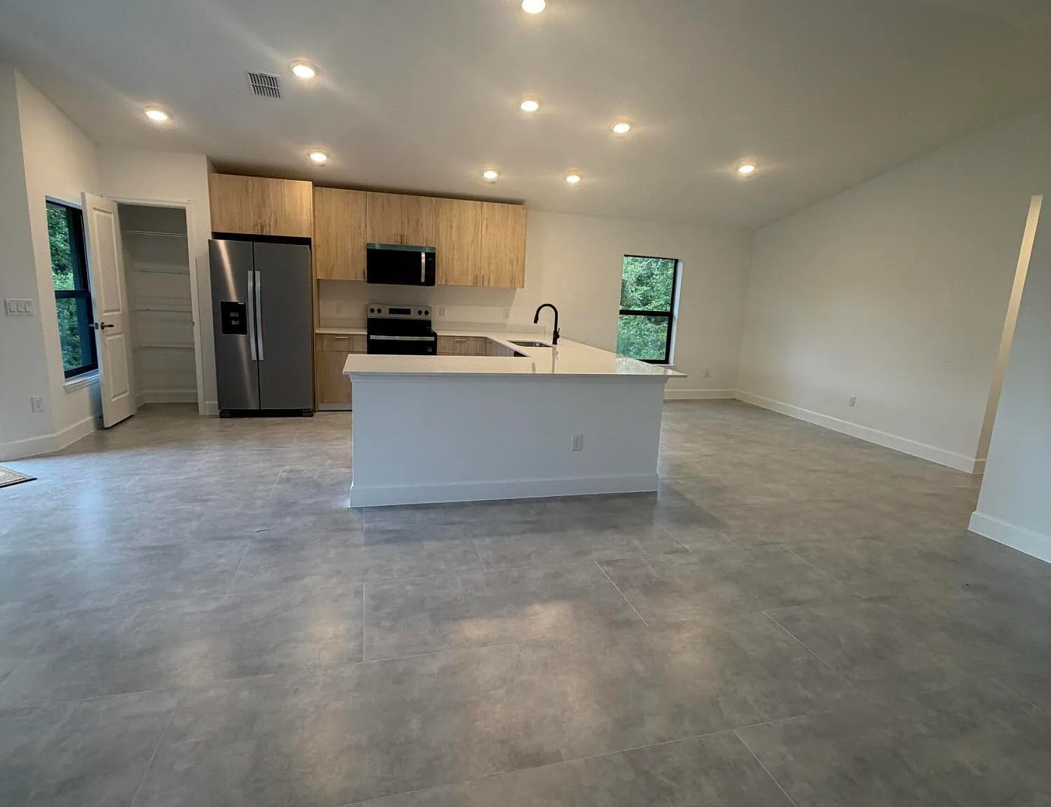 4 bed, 2.0 bath, 1736 sqft, $2,300 — Photo 4