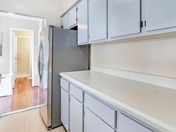 5th image of 224 Pointe Cir N Unit 224