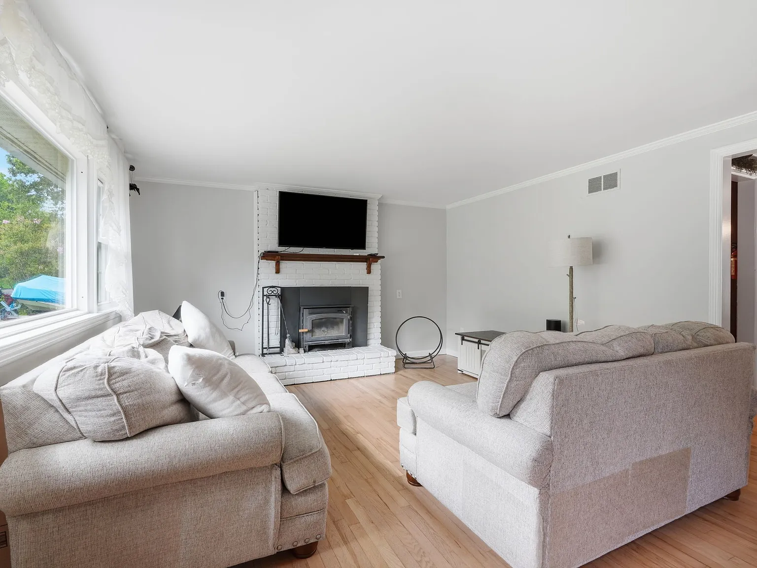 4 bed, 2156 sqft, $4,600 — Photo 2