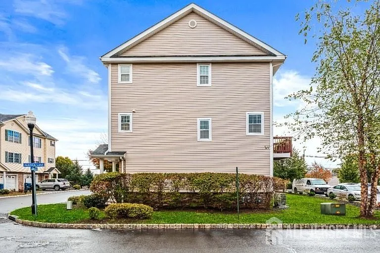 8 Alfred Ave — Photo 29