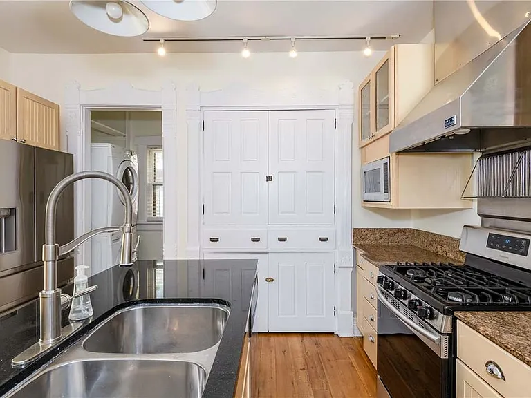 320 Park Dr — Photo 8