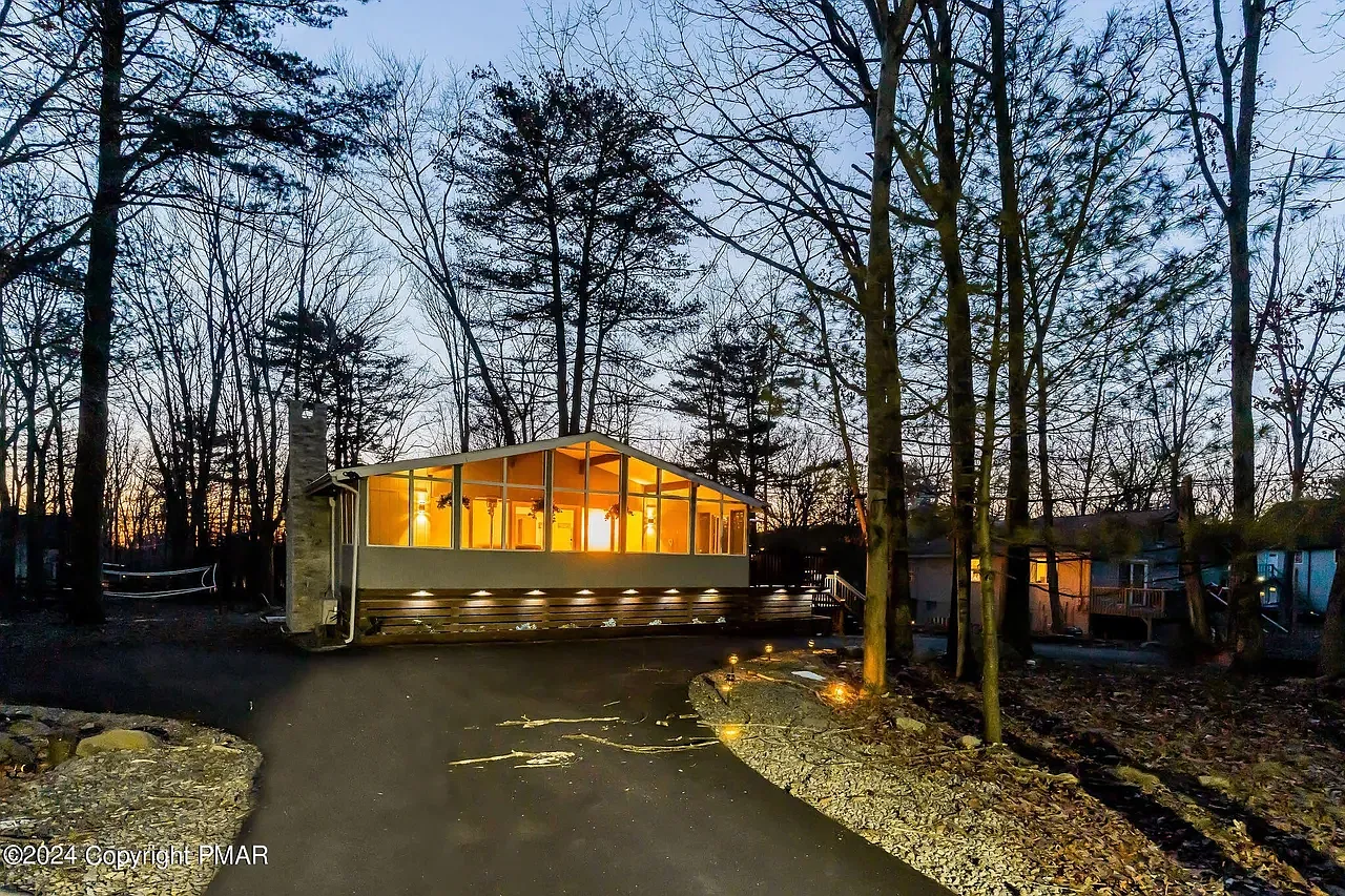 4 bed, 2400 sqft, $2,400 — Photo 1