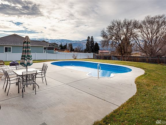 Nice Deep Pool with Custom concrete surround