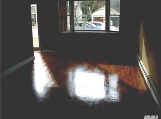 1 Seaman Rd, Glen Cove, NY 11542