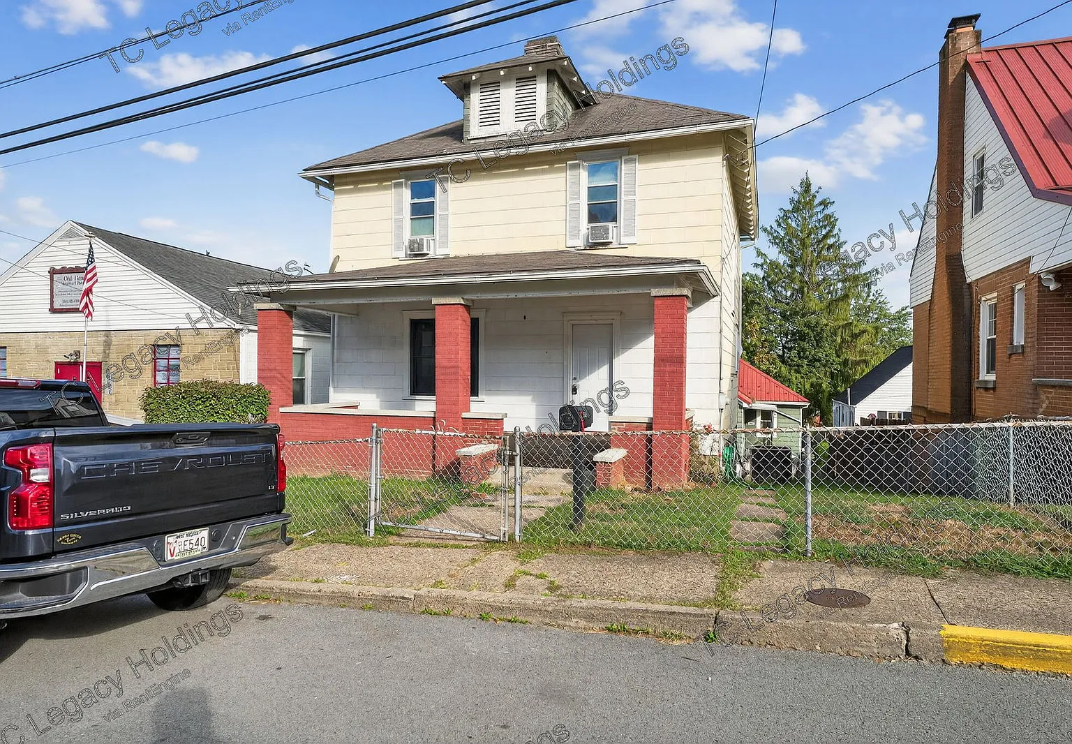 3 bed, 1.0 bath, 1352 sqft, $1,350 — Photo 1