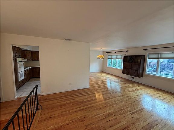 5th image of 404 Edgegrove Ave