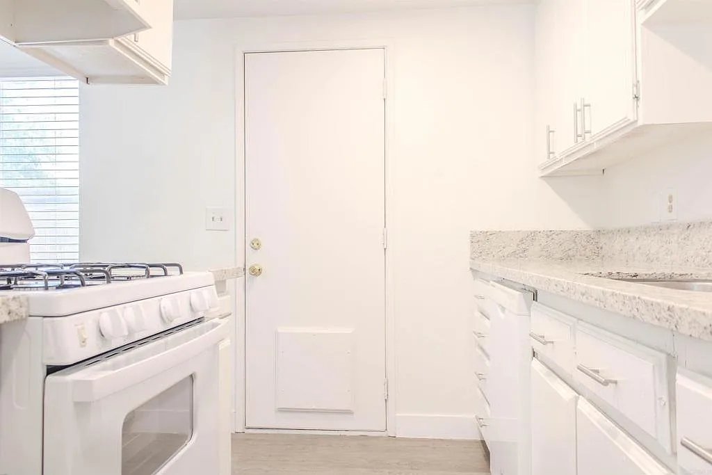 2 bed, 800 sqft, $1,600 — Photo 2