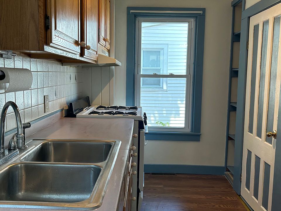 2nd image of 34 Vanderheyden St