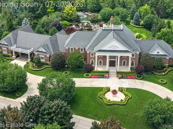 5250 Orchard Ridge Dr, Rochester, MI 48306