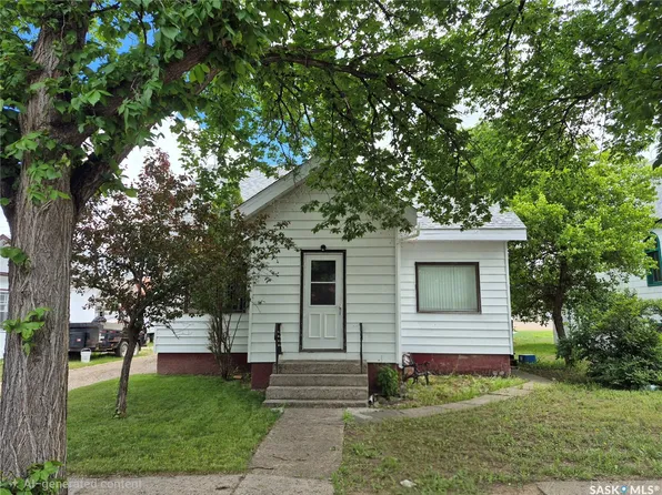 133 1st Street W, Ponteix, SK S0N 1Z0