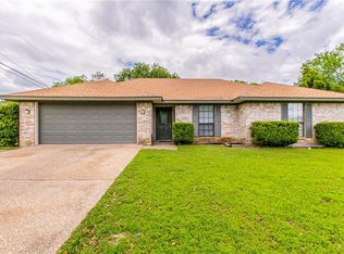 300 Cross Country Dr, Hewitt, TX 76643