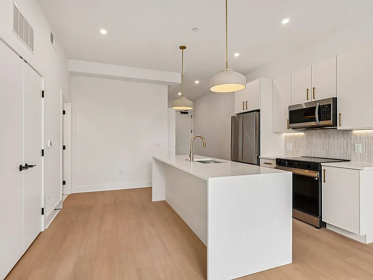 20 West — Photo 17