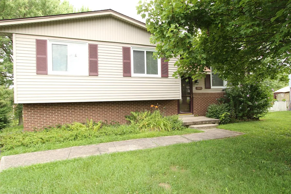 4 bed, 2.5 bath, 1812 sqft, $2,300 — Photo 1
