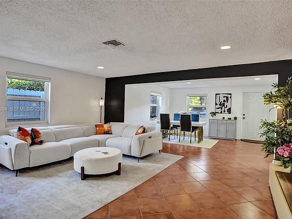 4th image of 1022 NE 34th Ct