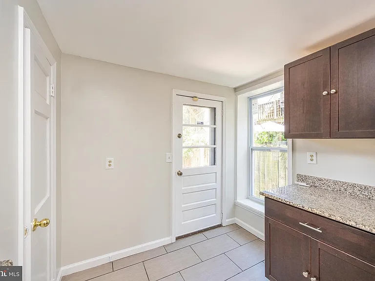 206 E Cross St — Photo 12