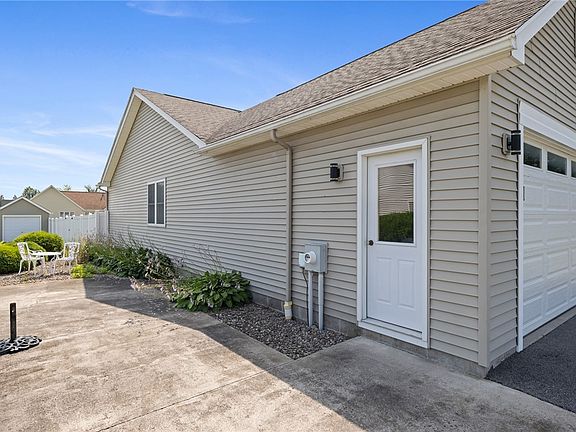 3rd image of 81 Venetia View Cir
