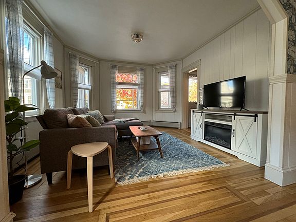 2nd image of 8 View St