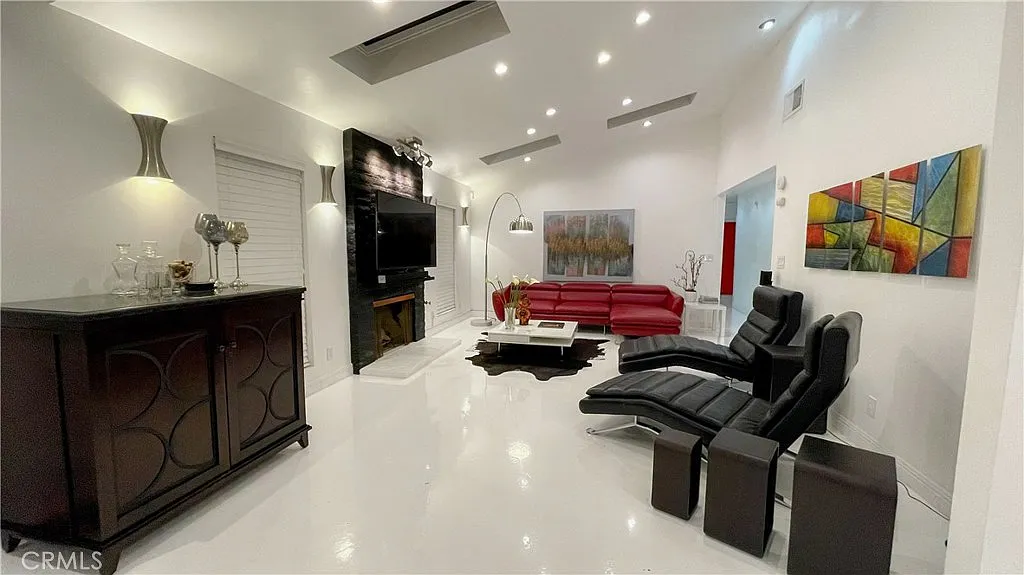 3 bed, 1732 sqft, $7,999 — Photo 1