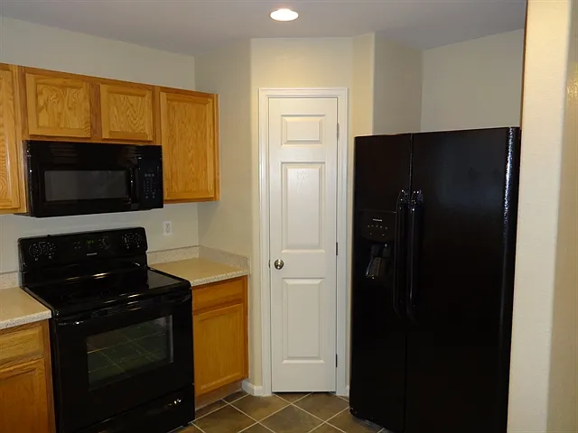 6 bed, 3.5 bath, 1750 sqft, $3,060 — Photo 2