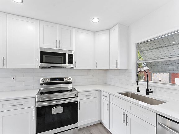 4th image of 316 NW 6th Ct