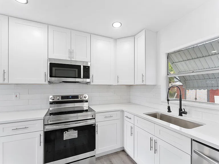 316 NW 6th Ct — Photo 4